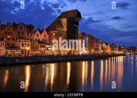 Horizon de la ville de Gdansk en Pologne, vieille ville avec réflexion dans le vieux fleuve Motlawa Banque D'Images