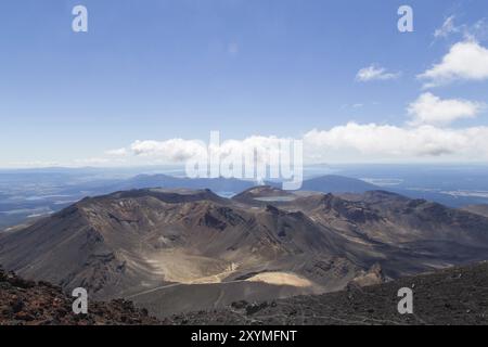 Vue sur le cratère central, le cratère sud, le volcan te Maari depuis le sommet du mont Ngauruhoe Banque D'Images