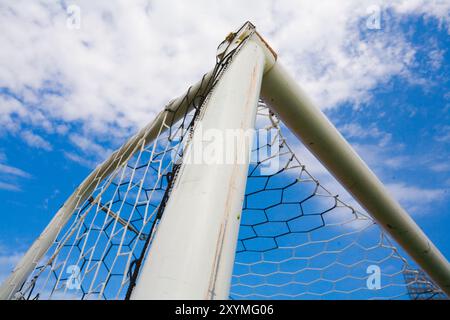 Terrain de football avec but et tabo sur ciel bleu Banque D'Images