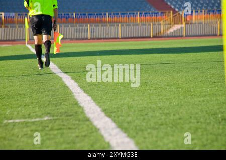 Terrain de football avec but et tabo sur ciel bleu Banque D'Images