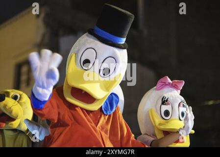 Tenerife, Espagne, 5 janvier 2019 : personnages de dessins animés déguisés lors de la célébration du défilé des trois rois. Cabalgata de Reyes magos est une épipha traditionnelle Banque D'Images