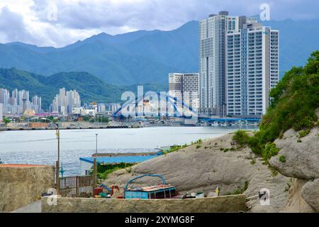 Sokcho, Corée du Sud - 28 juillet 2024 : le pont Geumgang relie les gratte-ciel modernes de Sokcho à la beauté naturelle du mont Banque D'Images