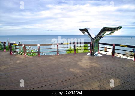 Ville de Sokcho, Corée du Sud - 28 juillet 2024 : une plate-forme d'observation sous le phare de Sokcho présente une sculpture de queue de baleine et offre une vue panoramique Banque D'Images