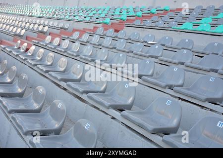 Terrain de football avec but et tabo sur ciel bleu Banque D'Images