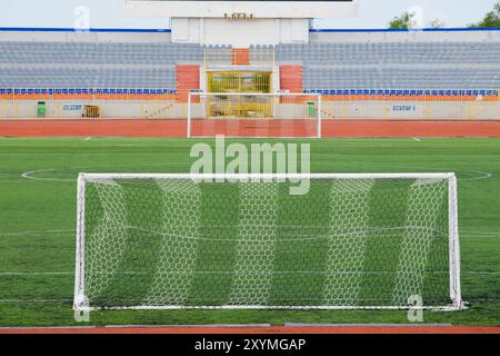 Terrain de football avec but et tabo sur ciel bleu Banque D'Images