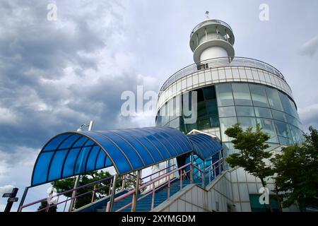 Ville de Sokcho, Corée du Sud - 28 juillet 2024 : le phare moderne de Sokcho en verre avec son entrée à verrière bleue distinctive accueille les visiteurs jusqu'au stade Banque D'Images