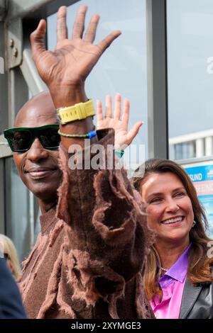 Ålesund 20240830. La princesse Märtha Louise et Durek Verret arrivent sur les bateaux qui les transporteront à leur célébration de mariage à Geiranger. Samedi, Märtha Louise et Durek Verrett se marient à l’Hôtel Union de Geiranger. Photo : Heiko Junge / NTB Banque D'Images