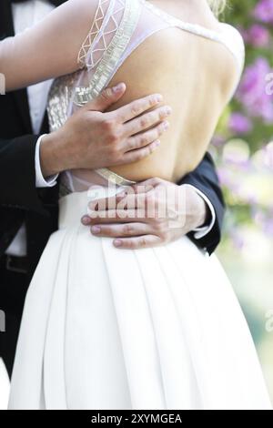 Les jeunes mariés à l'extérieur lors de la cérémonie du mariage Banque D'Images