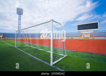 Terrain de football avec but et tabo sur ciel bleu Banque D'Images