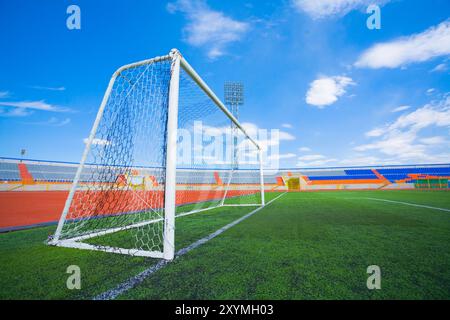 Terrain de football avec but et tabo sur ciel bleu Banque D'Images