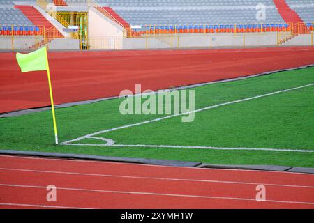 Terrain de football avec but et tabo sur ciel bleu Banque D'Images