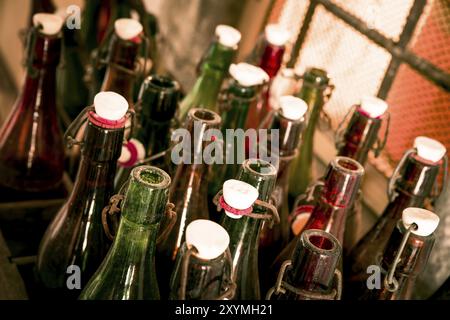 Vieux les bouteilles de bière dans une caisse en bois Banque D'Images