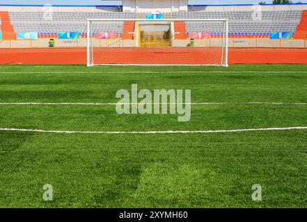 Terrain de football avec but et tabo sur ciel bleu Banque D'Images