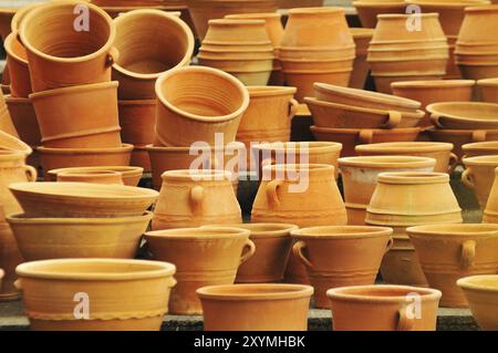 Pots d'argile dans un marché pots d'argile dans un marché Banque D'Images