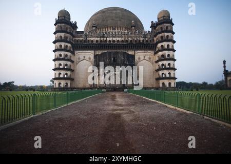 La façade nord de Golgumbaz, un mausolée moghol à Bijapur, Inde, Asie Banque D'Images