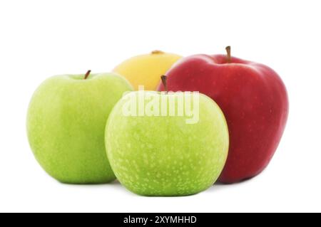 Gros plan de pommes vertes et rouges et de pamplemousse sur fond blanc Banque D'Images