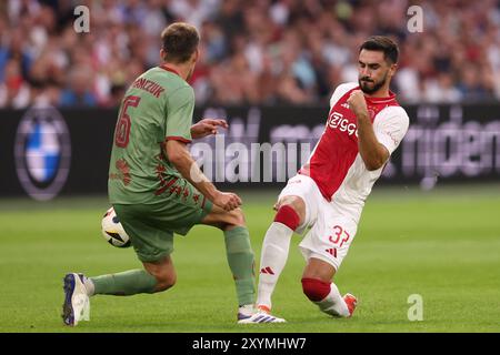 Amsterdam, pays-Bas. 29 août 2024. AMSTERDAM, PAYS-BAS - AOÛT 29 : Josip Sutalo de l'AFC Ajax se bat pour le ballon avec Taras Romanczuk de Jagiellonia Bialystok lors du match de play-offs de l'UEFA Europa League entre l'AFC Ajax et Jagiellonia Bialystok au Johan Cruijff Arena le 29 août 2024 à Amsterdam, pays-Bas. (Photo de Peter Lous/Orange Pictures) crédit : Orange pics BV/Alamy Live News Banque D'Images