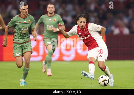 Amsterdam, pays-Bas. 29 août 2024. AMSTERDAM, PAYS-BAS - AOÛT 29 : Kian Fitz-Jim de l'AFC Ajax passe le ballon lors du match de play-offs de l'UEFA Europa League entre l'AFC Ajax et Jagiellonia Bialystok à la Johan Cruijff Arena le 29 août 2024 à Amsterdam, pays-Bas. (Photo de Peter Lous/Orange Pictures) crédit : Orange pics BV/Alamy Live News Banque D'Images