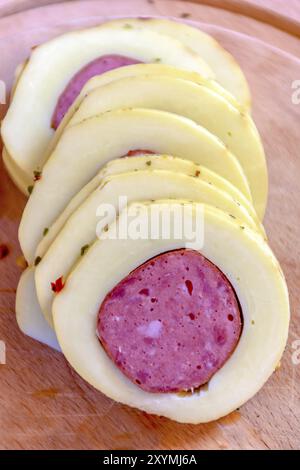 Tranches de fromage traditionnel brésilien farci de salami et surmontées de pepperoni Banque D'Images