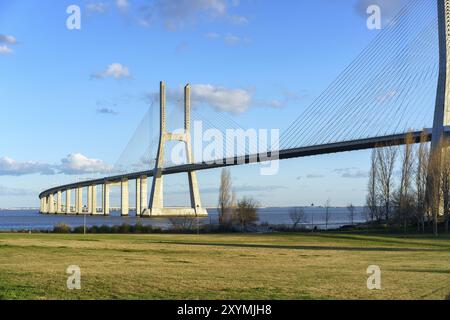 Ponte Vasco da Gama Bridge vue depuis un jardin parc pendant la journée Banque D'Images