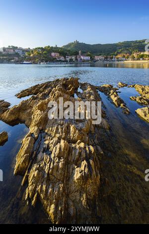 Baie de Collioure avec rochers et plage le matin à Occitanie en France Banque D'Images
