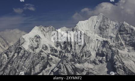 Vue depuis Tserko Ri, montagne populaire et point de vue. Le mont Gangchenpo recouvert de neige et le glacier un jour de printemps Banque D'Images