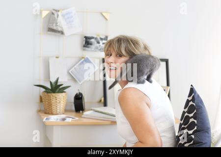Petit Chat gris assis sur le de sholder Banque D'Images
