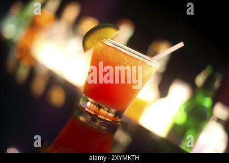 Tequila Sunrise cocktail sur fond bar de nuit Banque D'Images