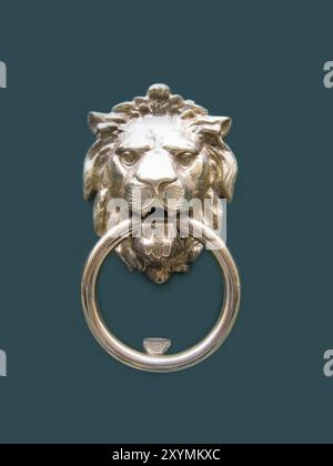 Doorknocker avec Lion sur fond vert. Banque D'Images