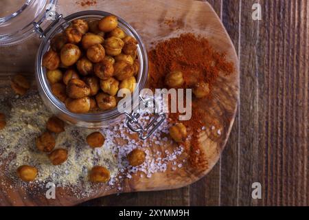 Pois chiches épicés rôtis avec sel, ail et paprika sur fond rustique Banque D'Images