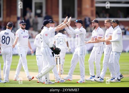 L'Angleterre Olly Stone célèbre avoir pris le guichet du Pathum Nissanka du Sri Lanka lors de la deuxième journée du deuxième test match masculin de Rothesay à Lord's, Londres. Date de la photo : vendredi 30 août 2024. Banque D'Images