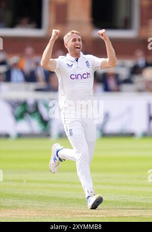 L'Angleterre Olly Stone célèbre avoir pris le guichet du Pathum Nissanka du Sri Lanka lors de la deuxième journée du deuxième test match masculin de Rothesay à Lord's, Londres. Date de la photo : vendredi 30 août 2024. Banque D'Images