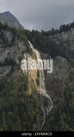 Cascade dans l'Oberland bernois. Chutes d'Oltschibach Banque D'Images