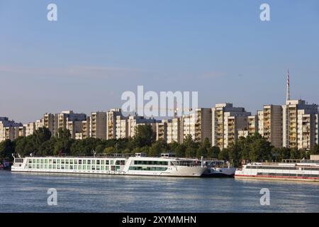 Ville skyline de Vienne en Autriche, immeubles d'appartements, maisons-tours, bloc d'appartements et bateaux de croisière sur le Danube, architecture résidentielle Banque D'Images