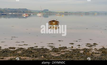 Bateaux sur la rive de la rivière Exe à Lympstone, Devon, UK Banque D'Images