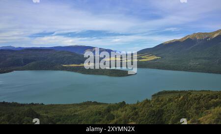 Vue depuis le Mont Robert, Nouvelle-Zélande. Lac de Rotoiti et petit village de St Arnaud. Paysage d'été Banque D'Images