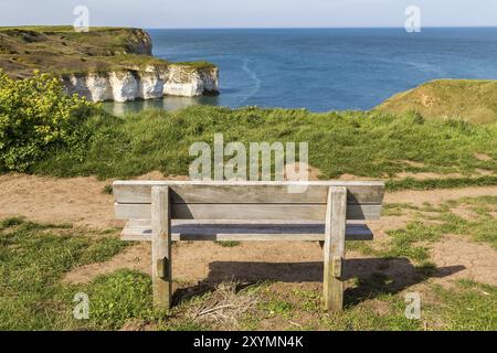 Banc avec vue sur la côte et les falaises Flamborough Head, près de Bridlington, East Riding of Yorkshire, UK Banque D'Images