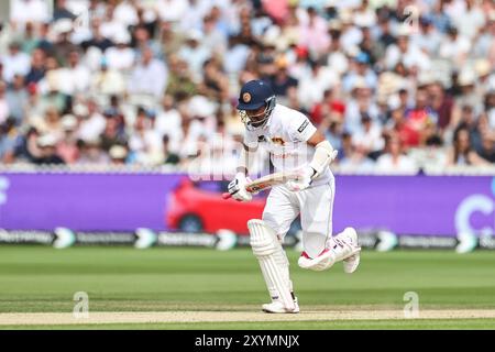 Dinesh Chandimal du Sri Lanka fait deux courses lors du 2ème Rothesay test match Day 2ème Angleterre - Sri Lanka à Lords, Londres, Royaume-Uni, 30 août 2024 (photo par Mark Cosgrove/News images) à Londres, Royaume-Uni le 30/08/2024. (Photo Mark Cosgrove/News images/SIPA USA) Banque D'Images