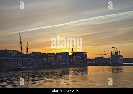 Vue sur le port de Rostock au coucher du soleil Banque D'Images