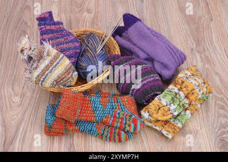 Chaussettes tricotées à la main. Chaussettes tricotées à la main Banque D'Images