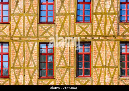 Bâtiment traditionnel rénové à pans de bois avec infil de brique - Tours, Indre-et-Loire (37), France. Banque D'Images