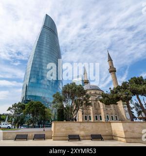 La Mosquée Sehitler, ou Mosquée des Martyrs, se dresse bien en vue devant les tours de flammes à Bakou, en Azerbaïdjan Banque D'Images