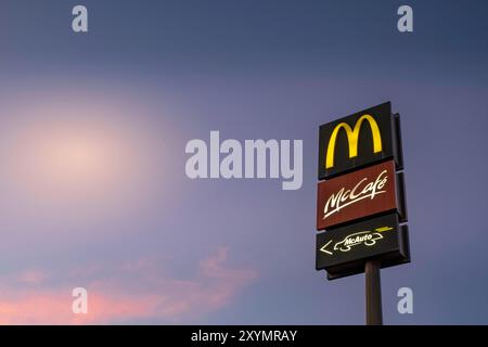 Finestrat, Espagne - 28 août 2024 : publicité du logo du restaurant McDonald's sur le poteau contre le ciel nocturne. McDonald's est le plus grand fast-food au monde Banque D'Images