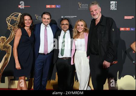 Nicht erkannt, Politker Nathanael Liminski, Minister NRW, Walid Nakschbandi, Geschäftsführer Filmstiftung NRW, Inga Leschek, Programmgeschäftsführerin RTL, Produzent Michael Souvignier , l-R, kommt zur Abendveranstaltung anlässlich der Kölner Jurysitzung zum international Emmy Award 2024 - demi-finale du jury der international Emmy Awards auf Schloss Arff *** Not Recognized, politicien Nathanael Liminski , Ministre NRW, Walid Nakschbandi, Directeur général Filmstiftung NRW, Inga Leschek, Directeur de programme RTL, producteur Michael Souvir, arrive à l'événement Banque D'Images