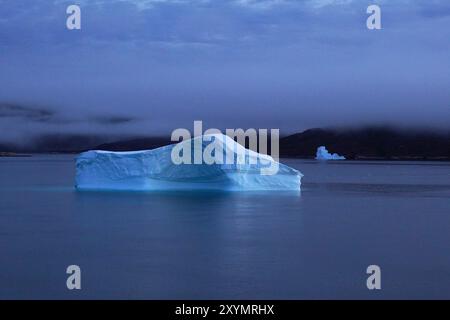 Iceberg flottant au large des côtes du Groenland Banque D'Images