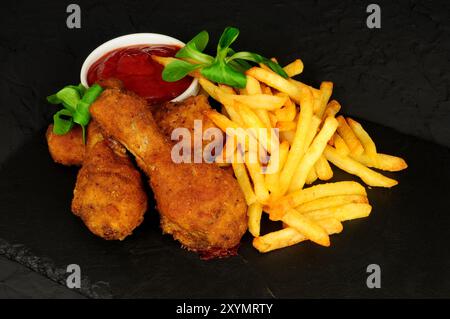 Pilons de poulet frits du sud et repas de frites de pommes de terre Banque D'Images