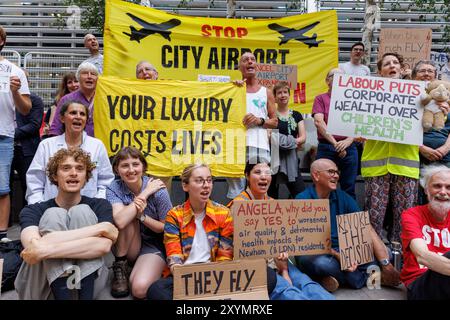 29 août 2024, Dept for Levelling Up, 2 Marsham équipé London. Fossil Free London proteste contre l'approbation du gouvernement travailliste pour l'agrandissement de l'aéroport de London City. Les manifestations à l'aéroport lui-même ont été interdites. L'ex-avocat Tim Crosland, radié du barreau pour ses actions autour de l'affaire Heathrow Third Runway, était parmi les orateurs. Banque D'Images