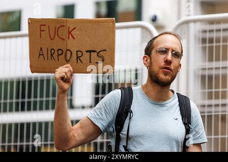 29 août 2024, Dept for Levelling Up, 2 Marsham équipé London. Fossil Free London proteste contre l'approbation du gouvernement travailliste pour l'agrandissement de l'aéroport de London City. Les manifestations à l'aéroport lui-même ont été interdites. L'ex-avocat Tim Crosland, radié du barreau pour ses actions autour de l'affaire Heathrow Third Runway, était parmi les orateurs. Banque D'Images