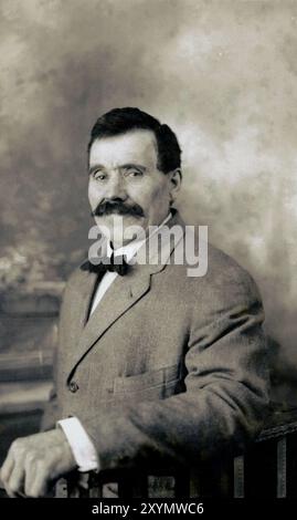 Portrait vintage d'un gentleman hispanique portant un noeud papillon et une veste dans un cadre de studio, vers 1904-1918. Banque D'Images