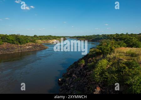 La belle rivière Zambèze en Zambie, pendant la saison sèche Banque D'Images